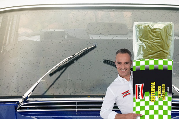 Infiltrazione d’acqua dal parabrezza dell’auto?