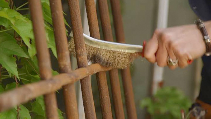 Come eliminare la ruggine da un cancello in ferro